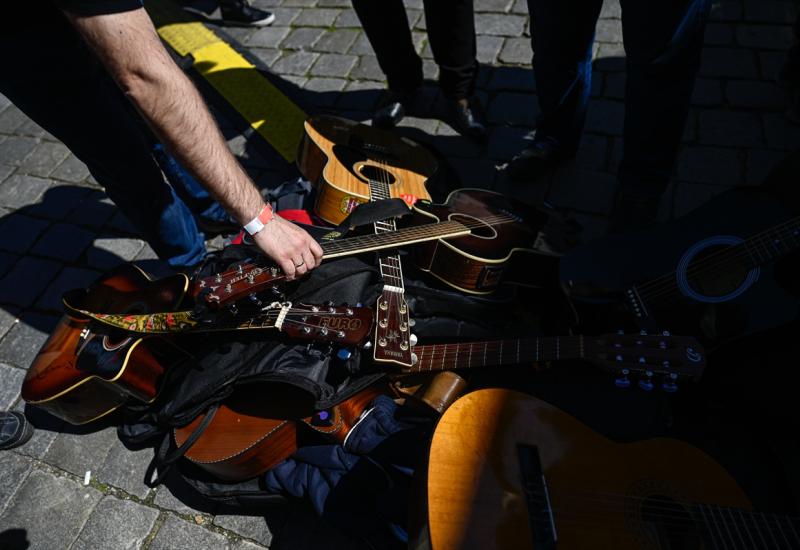 U Wroclawu čak 7.967 gitarista okupilo se na gradskom trgu kako bi odsvirali pjesmu Jimija Hendrixa 